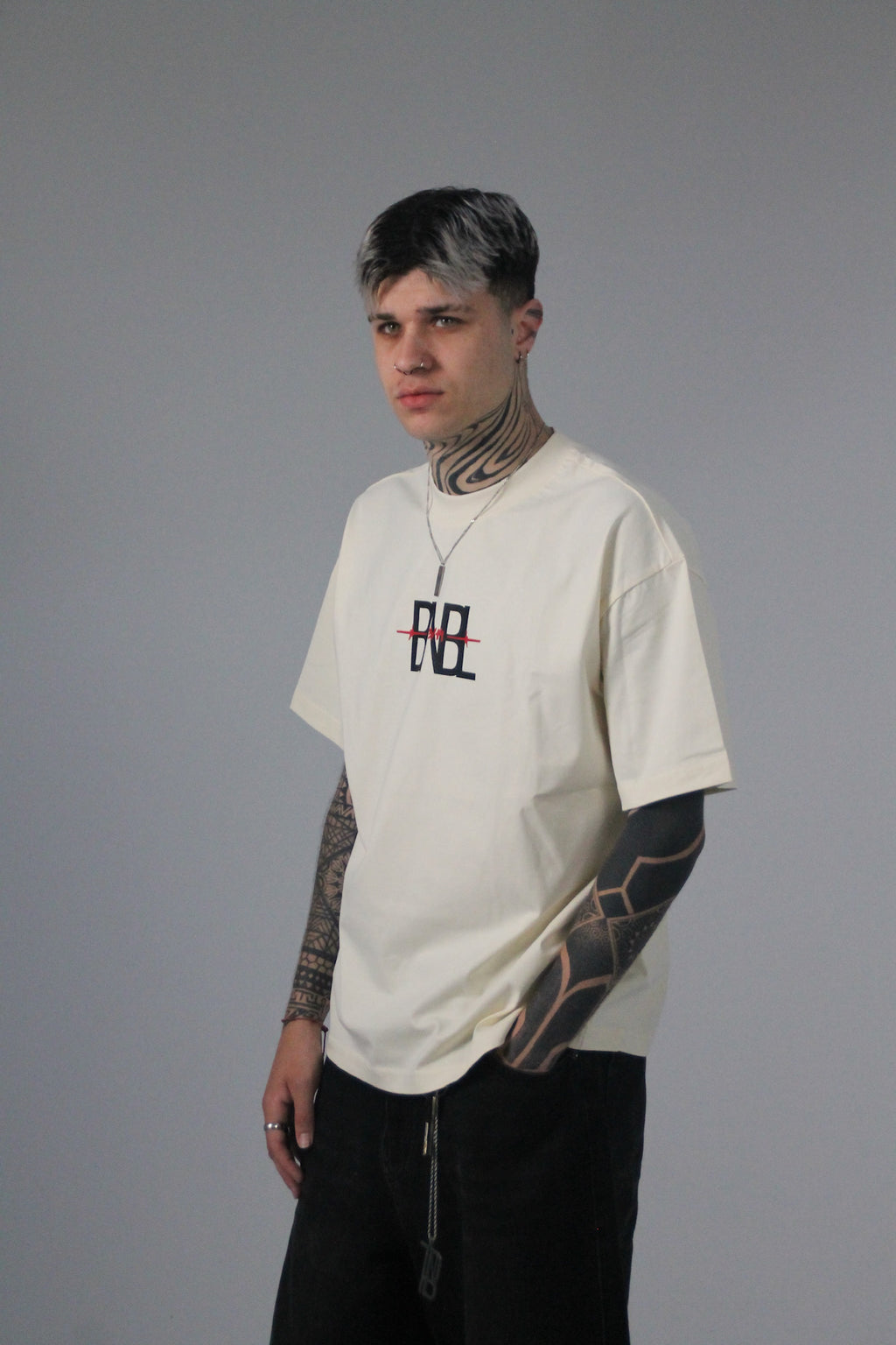 Modelo posando nueva colección streetwear BNBL edición limitada 13/14