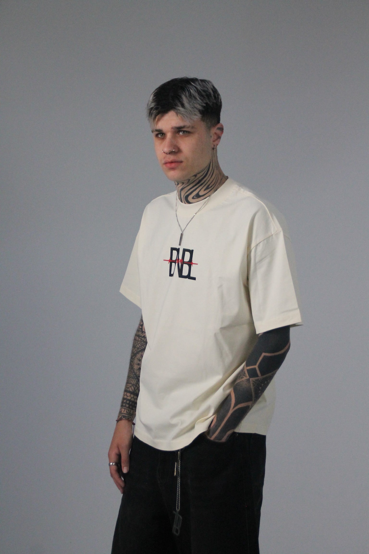 Modelo posando nueva colección streetwear BNBL edición limitada 13/14