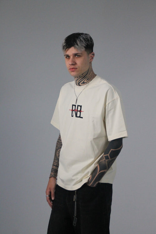 Modelo posando nueva colección streetwear BNBL edición limitada 13/14