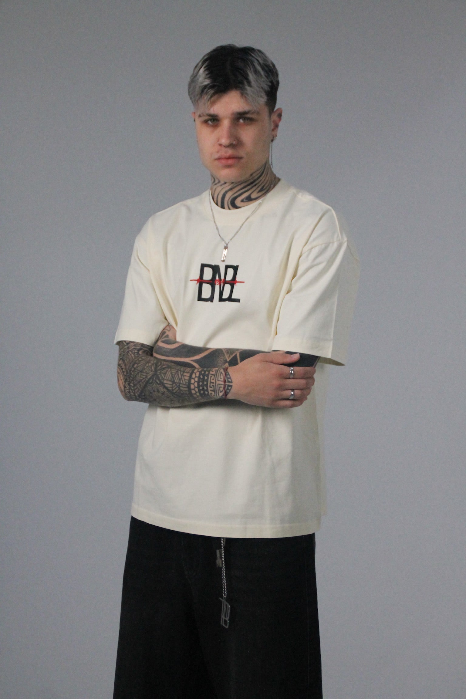 Modelo Posando Colección 13/14 BNBL tatuajes edición limitada