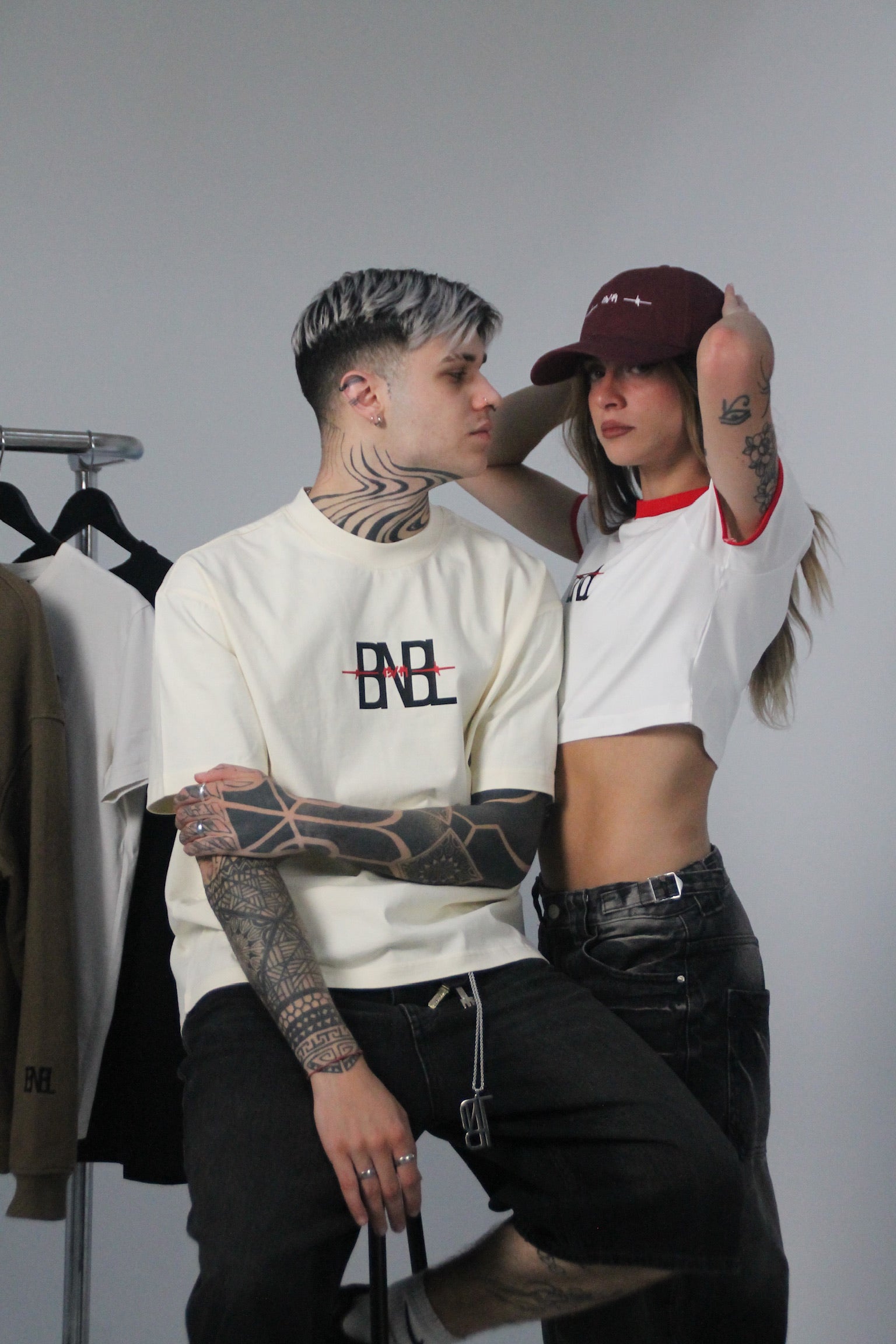 Pareja de modelos con chica posando con gorra y detalles bordados en gorra colección BNBL 13/14
